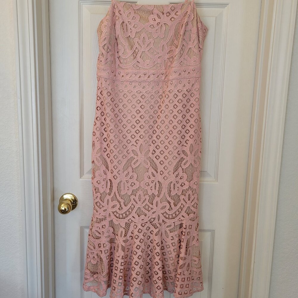 Medium LULU'S pink lace midi dress trumpet silhouette